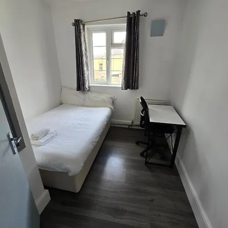 Room In Guest Room - Limehouse Townhomes Modern Spacious Serviced Double Room